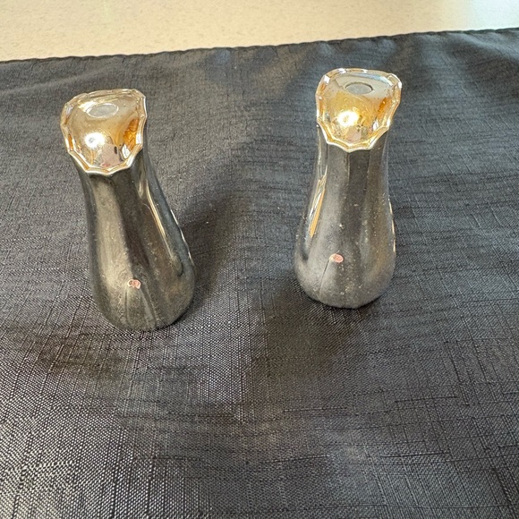 I rage William A. Roger’s Silver -Plated Salt and Pepper Shakers - Picture 2 of 6
